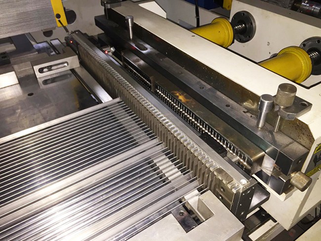 Full servo clamping & header plate fitting with manual-pushing dispenser