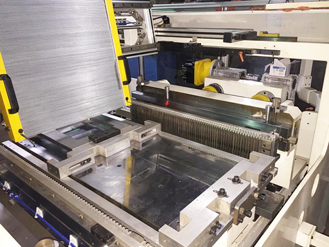 Servo clamping and pneumatic header plate fitting